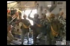 Ρίψεις αλεξιπτωτιστών...με κλωτσιές!