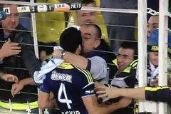 ΟΠΑΔΟΣ ΦΙΛΗΣΕ ΣΤΟ... ΣΤΟΜΑ ΤΟΝ ΣΚΟΡΕΡ ΓΙΑ ΝΑ ΤΟΝ ΕΥΧΑΡΙΣΤΗΣΕΙ! *VIDEOS*