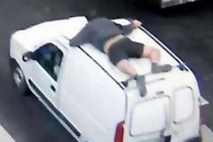 Απίστευτο: Ημίγυμνος, καταδίωξε τους κλέφτες και τους σταμάτησε!