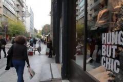 Προκλητικό σλόγκαν σε βιτρίνα
