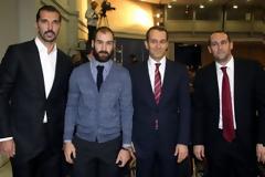ΜΟΝΟΠΩΛΗΣΕ ΤΑ ΒΡΑΒΕΙΑ ΠΣΑΤ Ο ΘΡΥΛΟΣ!