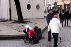 Τρίχρονο αγοράκι μαγεύει τα πλήθη με το τραγούδι του