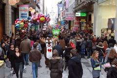 Με ειρωνικό τρόπο σχολίασε τις ίδιες αποφάσεις η ΓΣΕΒΕΕ..την κατάργηση της Κυριακάτικης αργίας...«οι άνεργοι θα έχουν περισσότερο χρόνο για shopping therapy».