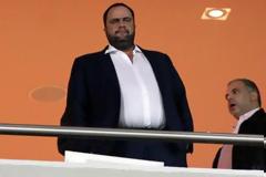 Τους εμπιστεύεται και το δείχνει