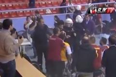 ΔΑΚΡΥΓΟΝΑ ΚΑΙ ΣΥΛΛΗΨΕΙΣ ΣΕ ΑΓΩΝΑ ΜΠΑΣΚΕΤ ΜΕ ΚΑΡΟΤΣΑΚΙ ΣΤΗΝ ΠΟΛΗ! *ΒΙΝΤΕΟ*