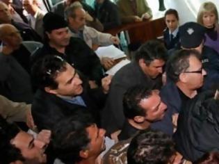 Φωτογραφία για Σοβαρά επεισόδια ..Πολίτες μπούκαραν μέσα στη Κυπριακή Βουλή για να αποτρέψουν νομοσχέδιο..