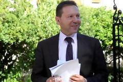 Η Χρυσή Αυγή μηνύει Στουρνάρα για παρότρυνση σε διάπραξη αδικήματος