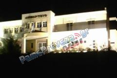 Πρέβεζα: Προκαλεί η φωταγώγηση του δημαρχείου του πρώην δήμου Ζαλλόγου