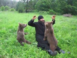 Φωτογραφία για ΔΕΙΤΕ: Μοναχοί του Αγίου όρους παίζουν με... αρκούδες!