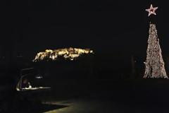 Άναψαν τα φώτα στην χριστουγεννιάτικη Αθήνα