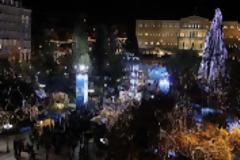 Γιορτάζουμε παρά την κρίση. Φωταγωγήθηκε το Σύνταγμα