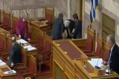 Τσαυτάρης σε προεδρείο Βουλής: Φτιάξτε επιτέλους αυτή την καρέκλα με το σπασμένο πόδι