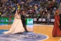 Παντρεύτηκαν στο παρκέ! [video]