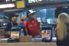 Υπάλληλος στα Mc Donalds πλάκωσε στο ξύλο δυο γυναίκες με σιδερόβεργα..Βίντεο