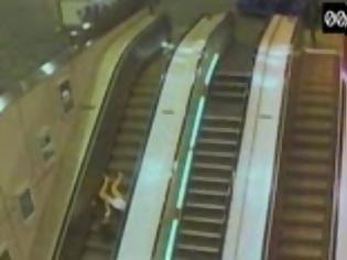 Φωτογραφία για Βίντεο: Πτώση σε κυλιόμενες σκάλες, λόγω τακουνιών