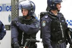 Τον ξυλοκόπησε, του έκλεψε το όπλο και αυτοκτόνησε