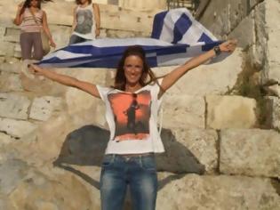 Φωτογραφία για Η απαγόρευση της φωτογράφησης με σημαία στον βράχο της Ακρόπολης, ισχύει μόνο για τους Έλληνες και την γαλανόλευκη;