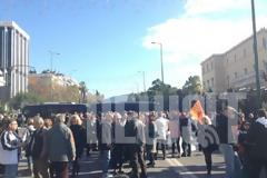 Πορείες δημάρχων και εργαζομένων στο κέντρο - Πέταξαν σκουπίδια έξω από τα γραφεία της ΔΗΜΑΡ