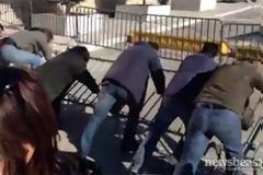 Στο προαύλιο της Βουλής εισέβαλαν μέλη της ΠΟΕ ΟΤΑ