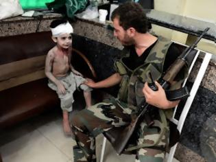 Φωτογραφία για Ένα παιδί στο πόλεμο: Η δραματική φωτογραφία του Άρη Μεσσήνη από την Συρία