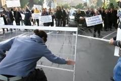 Άγρια επεισόδια αστυνομίας - πολυτέκνων έξω από την Κυπριακή Βουλή
