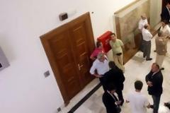 Υπάλληλοι της Βουλής: «Η χούντα της κυβέρνησης απαξιώνει τη Δημοκρατία»