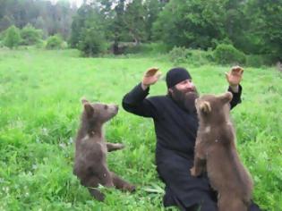 Φωτογραφία για Μοναχοί του Άγιου Όρους φωτογραφίζονται αγκαλιά με... αρκούδες