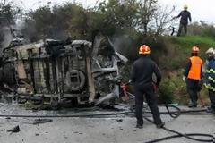 Θρήνος στην Κρήτη: «Δεν μπόρεσα να βοηθήσω, κάηκαν ζωντανοί στο ασθενοφόρο»