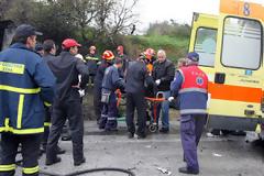 Συνοδεία ασθενοφόρων και με τις σειρήνες να ηχούν έφθασαν οι σοροί στο Εκκλησάκι του Αγίου Μηνά