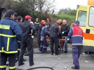 Φωτογραφία για Συνοδεία ασθενοφόρων και με τις σειρήνες να ηχούν έφθασαν οι σοροί στο Εκκλησάκι του Αγίου Μηνά