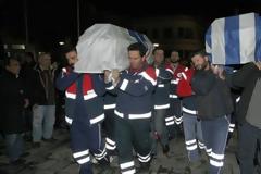 Θρήνος στην Κρήτη - Τυλιγμένα με την ελληνική σημαία τα φέρετρα των δύο θυμάτων του δυστυχήματος