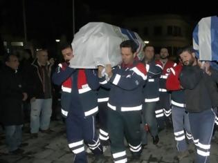 Φωτογραφία για Θρήνος στην Κρήτη - Τυλιγμένα με την ελληνική σημαία τα φέρετρα των δύο θυμάτων του δυστυχήματος