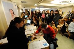 ΨΑΧΝΟΥΝ ΔΟΥΛΕΙΑ Ουρές γιατρών για το εξωτερικό