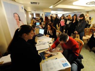 Φωτογραφία για ΨΑΧΝΟΥΝ ΔΟΥΛΕΙΑ Ουρές γιατρών για το εξωτερικό