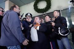 Πολιόρκησαν το ξενοδοχείο για τον Φούχτελ που είναι... στη Γερμανία!