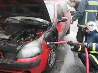 Φωτογραφία για Αγρίνιο: Μυστήριο η φωτιά σε ΙΧ που ήταν παρκαρισμένο σε πυλωτή πολυκατοικίας