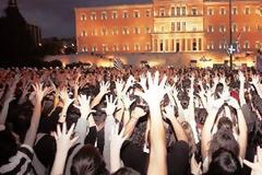 Πώς να νιώσουν τη φτώχεια πολιτικοί με εκατομμύρια και 60 ακίνητα;