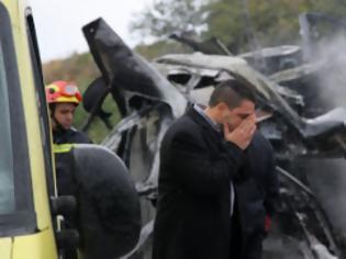 Φωτογραφία για Απορίας άξιο το πόσο γρήγορα τυλίχτηκε στις φλόγες το ασθενοφόρο - Τι λένε οι αυτόπτες μάρτυρες