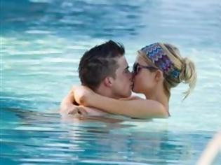 Φωτογραφία για Καυτά φιλιά στην... πισίνα