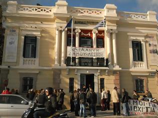 Φωτογραφία για ΟΤΑ Ν. Λέσβου: Κατάληψη του παλαιού δημαρχείου από τους εργαζόμενους