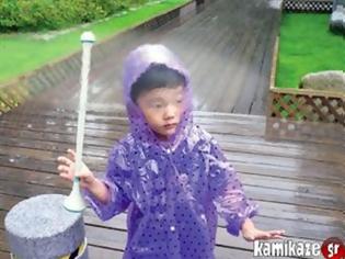 Φωτογραφία για Η πιο παράξενη αόρατη ομπρέλα! Δεν έχει ύφασμα μόνο αέρα!