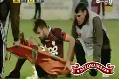 Δείτε:Ελληνικό ποδόσφαιρο 2012:Σκίστηκε το φορείο,ξερός ο ποδοσφαιριστής!!(Video)