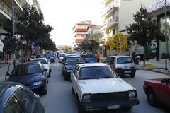 Παράτησε το αυτοκίνητο και έφυγε!