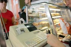 Σε ισχύ η διάταξη του «δεν πληρώνω χωρίς απόδειξη» - Yποχρεωτική πινακίδα στα μαγαζιά
