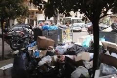 Πάτρα: Μια απ' τα ίδια - Νέα βουνά από σκουπίδια στους δρόμους της πόλης