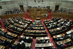 Άτακτη υποχώρηση της κυβέρνησης μπροστά στους υπαλλήλους της Βουλής.