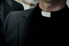 Παπάς διέκοψε τη λειτουργία για να ανακοινώσει ότι παντρεύεται!