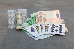Διπλό νόμισμα συστήνουν στην ευρωζώνη οι RBS και Strategic Decisions Group
