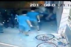 Νεαρός προσπαθεί να κλέψει ποδήλατο έξω από γυμναστήριο...αλλά οι αθλητές τον έπιασαν και τον...Δείτε το βίντεο