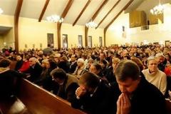 ΘΡΗΝΟΣ ΓΙΑ ΤΟ ΜΑΚΕΛΕΙΟ ΣΤΟ ΚΟΝΕΝΤΙΚΑΤ ΤΩΝ ΗΠΑ (VIDEO)
